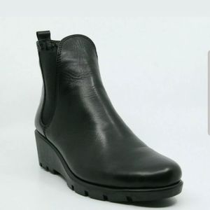 The FLEXX Women's Slimmer Chelsea Wedge Boots - Bl